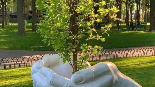 Keren! Seni Patung yang Menyatu dengan Alam