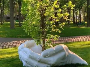 Keren! Seni Patung yang Menyatu dengan Alam