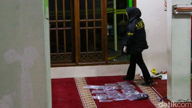 Tim dari Satuan Gegana dan Tim Penjinak Bom (Jibom) Polri dikerahkan untuk melakukan penyisiran di area masjid SMAN 72 Jakarta, Kelapa Gading, Jumat (7/11/2025), usai terjadinya ledakan yang melukai puluhan siswa.