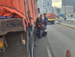 Truk Mogok di Tol Lebak Bulus Arah Fatmawati, Lalin Macet