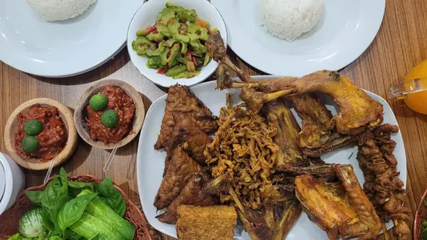 5 Kuliner Legendaris Bandung yang Sering Terlewat, padahal Enak Banget!