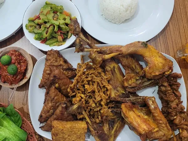 5 Kuliner Legendaris Bandung yang Sering Terlewat, padahal Enak Banget!