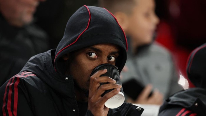 Soccer Football - Premier League - Liverpool v Aston Villa - Anfield, Liverpool, Britain - November 1, 2025 Liverpools Alexander Isak before the match REUTERS/Phil Noble EDITORIAL USE ONLY. NO USE WITH UNAUTHORIZED AUDIO, VIDEO, DATA, FIXTURE LISTS, CLUB/LEAGUE LOGOS OR LIVE SERVICES. ONLINE IN-MATCH USE LIMITED TO 120 IMAGES, NO VIDEO EMULATION. NO USE IN BETTING, GAMES OR SINGLE CLUB/LEAGUE/PLAYER PUBLICATIONS. PLEASE CONTACT YOUR ACCOUNT REPRESENTATIVE FOR FURTHER DETAILS..