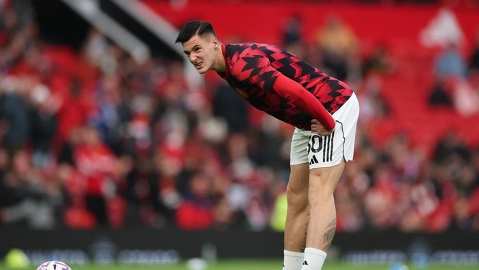 Soccer Football - Premier League - Manchester United v Brighton & Hove Albion - Old Trafford, Manchester, Britain - October 25, 2025  Manchester Uniteds Benjamin Sesko during the warm up before the match REUTERS/Phil Noble EDITORIAL USE ONLY. NO USE WITH UNAUTHORIZED AUDIO, VIDEO, DATA, FIXTURE LISTS, CLUB/LEAGUE LOGOS OR LIVE SERVICES. ONLINE IN-MATCH USE LIMITED TO 120 IMAGES, NO VIDEO EMULATION. NO USE IN BETTING, GAMES OR SINGLE CLUB/LEAGUE/PLAYER PUBLICATIONS. PLEASE CONTACT YOUR ACCOUNT REPRESENTATIVE FOR FURTHER DETAILS..