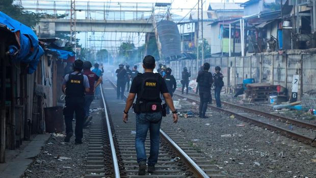 BNN bersama Polri kembali menggerebek Kampung Bahari, Tanjung Priok, Jakarta Utara. Sejumlah orang ditangkap petugas. (dok BNN)