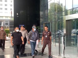 Bupati Ponorogo dkk Tiba di Gedung KPK Usai Kena OTT