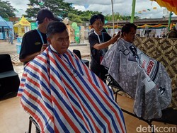 Cukur Gratis di WJF 2025, Pergi Gondrong Pulang Ganteng
