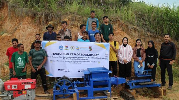 Dok : UNPRI PSDKU Kota Pekanbaru Pelatihan Mesin RedBrick Inovator untuk Mitra1 Pengrajin Batu Bata Konvesional. Foto Dok: UNPRI PSDKU Kota Pekanbaru