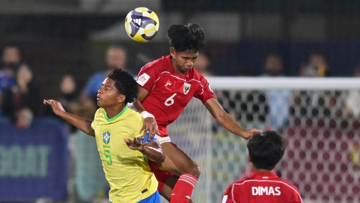Pesepak bola Timnas Indonesia U-17 berfoto sebelum bertanding melawan Timnas Brasil U-17 pada laga Grup H Piala Dunia U-17 di Lapangan 7 Aspire Zone, Doha, Qatar, Jumat (7/11/2025). ANTARA FOTO/Bayu Pratama S/fzn/foc.