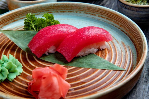 /Foto: Freepik.com/stockking Chutoro nigiri sushi, potongan tuna seimbang antara daging dan lemak, jadi favorit para pencinta sushi di Jepang.