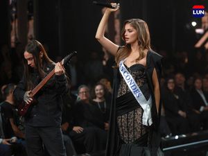 Video Penampilan Menggelegar Bikin Vokalis Band Metal Jadi Miss World Chile