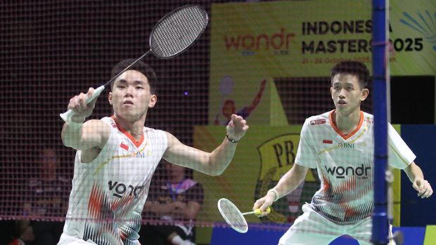 Pebulu tangkis ganda putra Indonesia Raymond Indra (kanan) dan Nikolaus Joaquin (kiri) mengembalikan kok ke arah pebulu tangkis Korea Selatan Choi Shol Gyu dan pebulu tangkis Malaysia Lai Pei Jing pada final Indonesia Master 2025 di GOR PBSI Sumut, Deli Serdang, Sumatera Utara, Minggu (26/10/2025). Raymond Indra/Nikolaus Joaquin juara Indonesia Master 2025 usai mengalahkan pebulu tangkis Korea Selatan Choi Shol Gyu dan pebulu tangkis Malaysia Lai Pei Jing dalam tiga gim (21-18, 17-21, 24-22). ANTARA FOTO/Yudi Manar/tom.