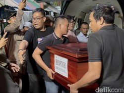 Jenazah Reno yang Terbakar di Kwitang Tiba di Surabaya Disambut Tangis