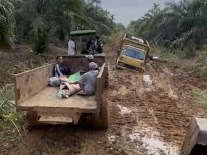 Pilu Jenazah Diangkut Pakai Traktor Sawit gegara Jalan Rusak di Jambi