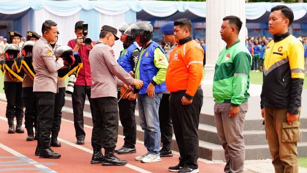 Kapolri Jenderal Listyo Sigit Prabowo memimpin Apel Ojek Online (Ojol) Kamtibmas 'Sauyunan Jaga Lembur' Polda Jawa Barat.