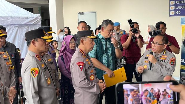 Kapolri Jenderal Sigit menjenguk korban ledakan SMAN 72 Jakarta di RS Islam Cempaka Putih. (Rumondang/detikcom)