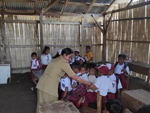 Potret SD di Sumba Timur: Berdinding Bambu, Lantai Tanah, Buku Pinjaman