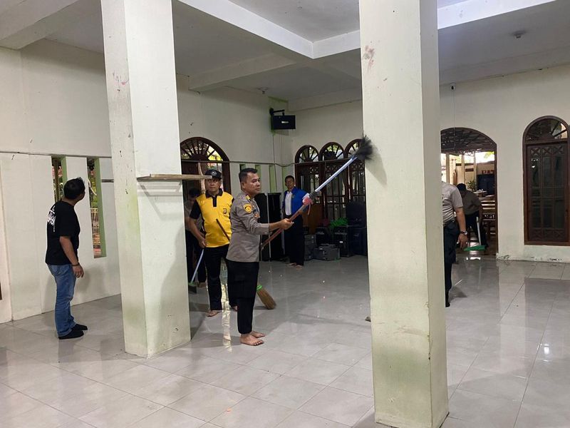 Ledakan di SMAN 72 Jakarta menyisakan luka dan kerusakan. Polres Metro Jakarta Utara membantu membenahi sekolah usai insiden yang melukai total 96 orang itu. (Dok istimewa).