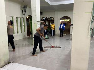 Polisi Bantu Bebenah SMAN 72 Jakarta Usai Insiden Ledakan Lukai 96 Orang