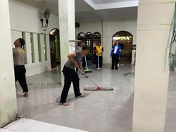 Polisi Bantu Bebenah SMAN 72 Jakarta Usai Insiden Ledakan Lukai 96 Orang