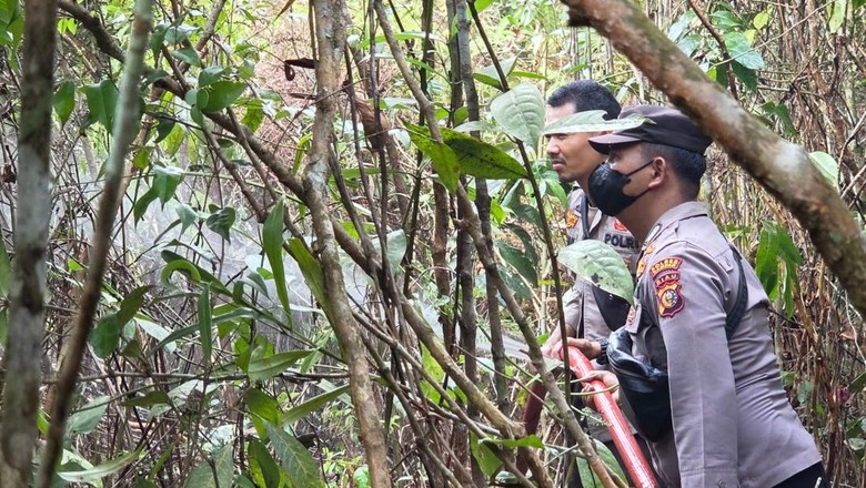 Aksi Sigap Pamapta Polres Kampar-TNI Padamkan Api Karhutla di 2 Ha Lahan