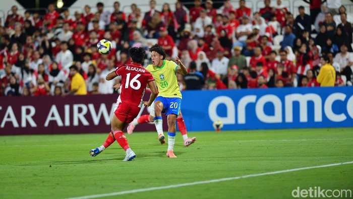 Pemain Timnas Indonesia U-17 Muhammad Algazani saat menghadapi Brasil di Piala Dunia U-17 2025, Doha, Qatar.