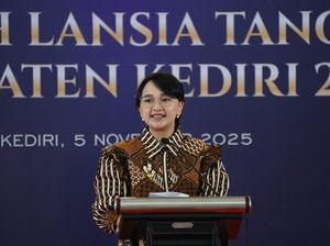 Ketua TP PKK Kediri Mewisuda Ribuan Lansia dalam Program Selantang