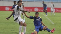 Pesepak bola Persija Jakarta, Emaxwell Souza De Lima (kiri), berusaha melewati hadangan pemain Arema FC, Valdeci Moreira Da Silva (kanan), dalam laga BRI Super League di Stadion Kanjuruhan, Malang, Jawa Timur, Sabtu (8/11/2025). ANTARA FOTO/Ari Bowo Sucipto/