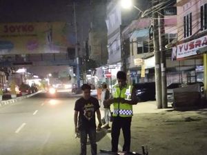 3 Remaja Berboncengan Motor Lawan Arah-Tabrak Mobil, Diduga Habis Tawuran