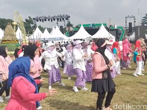 Pagi Ceria di WJF 2025, Ibu-Ibu Berkebaya Senam Bareng