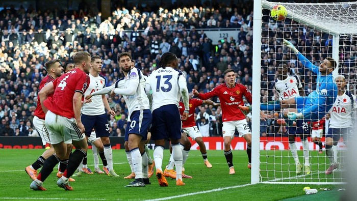 Soccer Football - Premier League - Tottenham Hotspur v Manchester United - Tottenham Hotspur Stadium, London, Britain - November 8, 2025 Manchester Uniteds Matthijs de Ligt scores their second goal past Tottenham Hotspurs Guglielmo Vicario Action Images via Reuters/Matthew Childs EDITORIAL USE ONLY. NO USE WITH UNAUTHORIZED AUDIO, VIDEO, DATA, FIXTURE LISTS, CLUB/LEAGUE LOGOS OR LIVE SERVICES. ONLINE IN-MATCH USE LIMITED TO 120 IMAGES, NO VIDEO EMULATION. NO USE IN BETTING, GAMES OR SINGLE CLUB/LEAGUE/PLAYER PUBLICATIONS. PLEASE CONTACT YOUR ACCOUNT REPRESENTATIVE FOR FURTHER DETAILS..     TPX IMAGES OF THE DAY