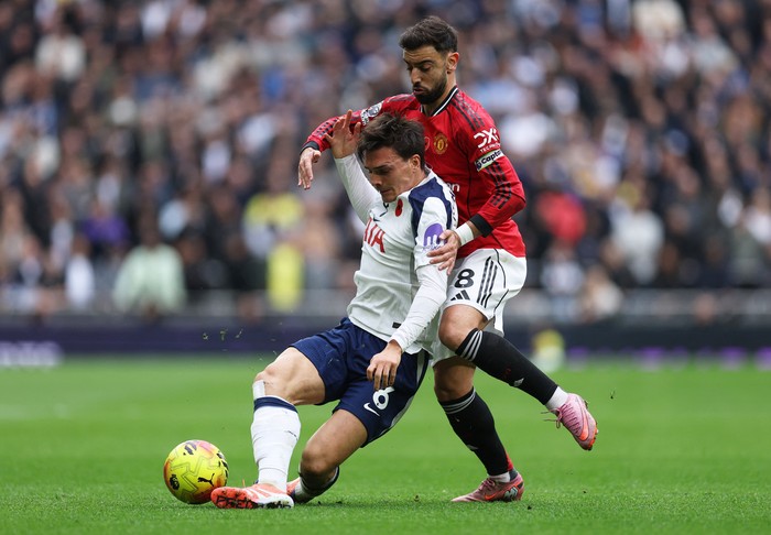 Soccer Football - Premier League - Tottenham Hotspur v Manchester United - Tottenham Hotspur Stadium, London, Britain - November 8, 2025 Tottenham Hotspurs Joao Palhinha in action with Manchester Uniteds Bruno Fernandes REUTERS/Toby Melville EDITORIAL USE ONLY. NO USE WITH UNAUTHORIZED AUDIO, VIDEO, DATA, FIXTURE LISTS, CLUB/LEAGUE LOGOS OR LIVE SERVICES. ONLINE IN-MATCH USE LIMITED TO 120 IMAGES, NO VIDEO EMULATION. NO USE IN BETTING, GAMES OR SINGLE CLUB/LEAGUE/PLAYER PUBLICATIONS. PLEASE CONTACT YOUR ACCOUNT REPRESENTATIVE FOR FURTHER DETAILS..
