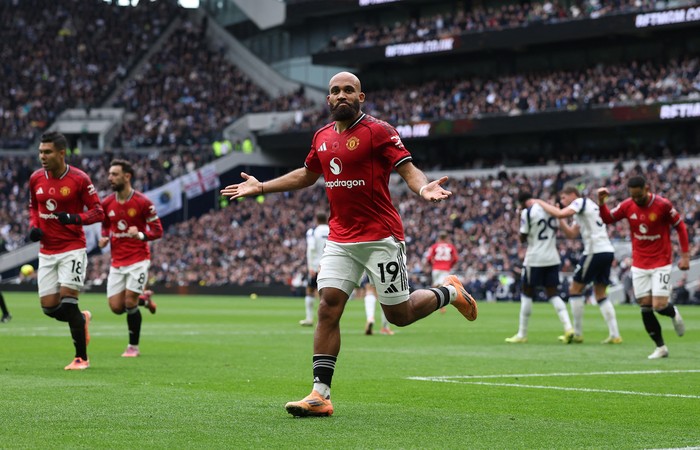 Soccer Football - Premier League - Tottenham Hotspur v Manchester United - Tottenham Hotspur Stadium, London, Britain - November 8, 2025 Manchester Uniteds Bryan Mbeumo celebrates scoring their first goal REUTERS/Toby Melville EDITORIAL USE ONLY. NO USE WITH UNAUTHORIZED AUDIO, VIDEO, DATA, FIXTURE LISTS, CLUB/LEAGUE LOGOS OR LIVE SERVICES. ONLINE IN-MATCH USE LIMITED TO 120 IMAGES, NO VIDEO EMULATION. NO USE IN BETTING, GAMES OR SINGLE CLUB/LEAGUE/PLAYER PUBLICATIONS. PLEASE CONTACT YOUR ACCOUNT REPRESENTATIVE FOR FURTHER DETAILS..