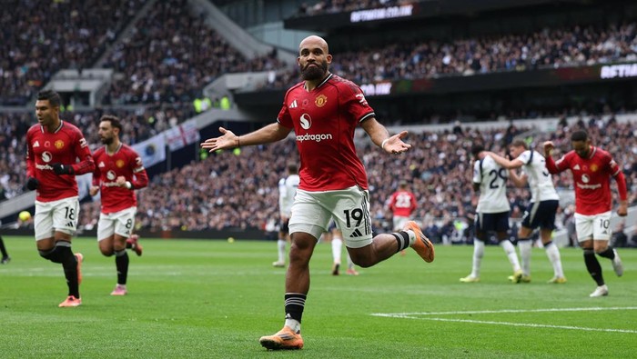 Soccer Football - Premier League - Tottenham Hotspur v Manchester United - Tottenham Hotspur Stadium, London, Britain - November 8, 2025 Manchester Uniteds Bryan Mbeumo celebrates scoring their first goal REUTERS/Toby Melville EDITORIAL USE ONLY. NO USE WITH UNAUTHORIZED AUDIO, VIDEO, DATA, FIXTURE LISTS, CLUB/LEAGUE LOGOS OR LIVE SERVICES. ONLINE IN-MATCH USE LIMITED TO 120 IMAGES, NO VIDEO EMULATION. NO USE IN BETTING, GAMES OR SINGLE CLUB/LEAGUE/PLAYER PUBLICATIONS. PLEASE CONTACT YOUR ACCOUNT REPRESENTATIVE FOR FURTHER DETAILS..