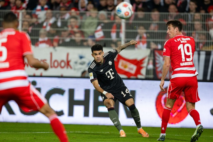 BERLIN, GERMANY - NOVEMBER 08: Luis Diaz of FC Bayern Munich in action during the Bundesliga match between 1. FC Union Berlin and FC Bayern München at Stadion An der Alten Foersterei on November 08, 2025 in Berlin, Germany. (Photo by Inaki Esnaola/Getty Images)