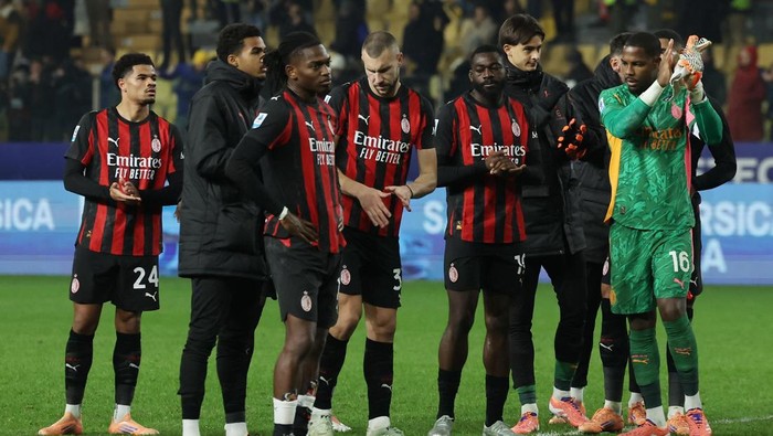 Soccer Football - Serie A - Parma v AC Milan - Stadio Ennio Tardini, Parma, Italy - November 8, 2025 AC Milans Rafael Leao, Strahinja Pavlovic, Youssouf Fofana, Zachary Athekame and Mike Maignan after the match REUTERS/Ciro De Luca