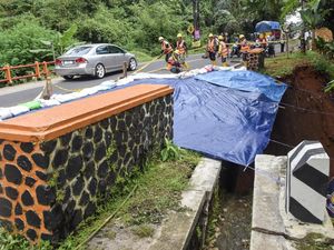 Akses Menuju Tol Cipali Terhambat Akibat Longsor di Jembatan Cikaleho Ciamis