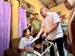 Andre Rosiade Bantu Suami Stroke & Istri Lumpuh di Gates Nan XX Rp 20 Juta