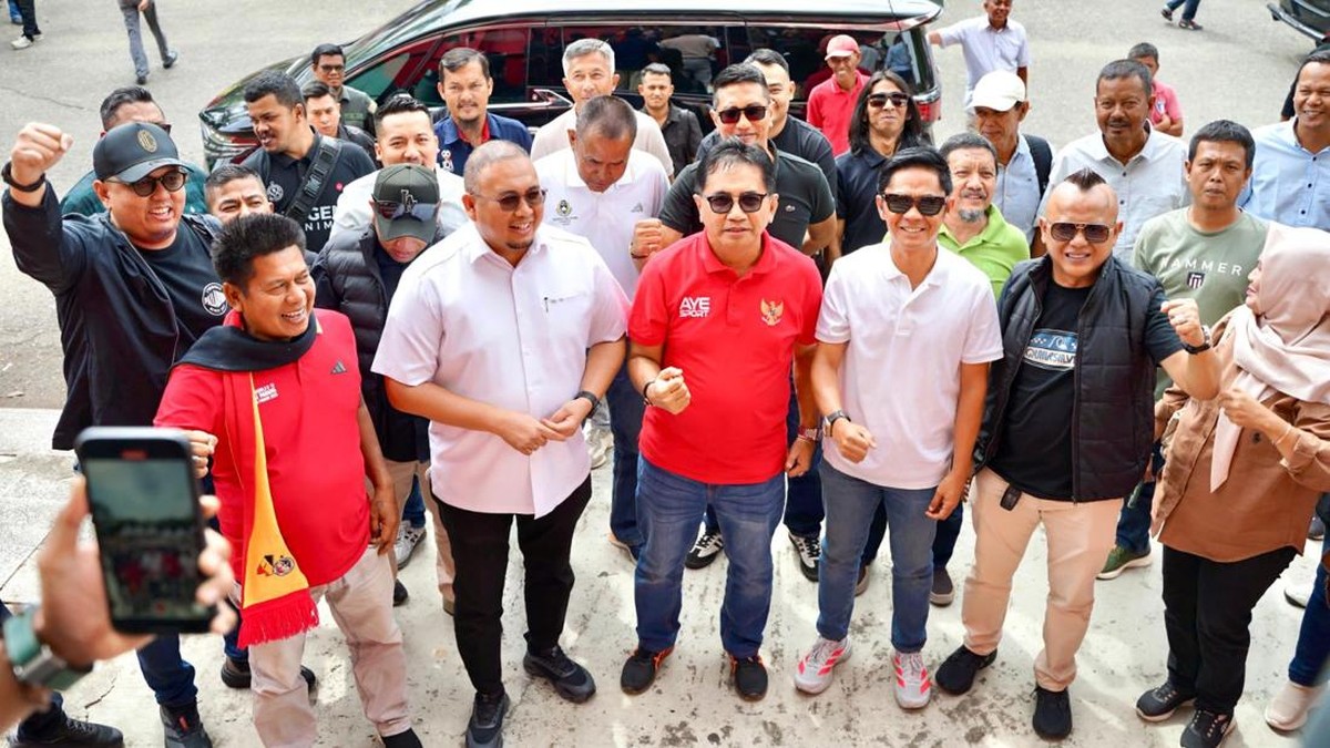 Andre Rosiade mendaftar menjadi calon ketua Asosiasi Provinsi PSSI Sumatera Barat di Padang, Minggu (9/11/2025). (Foto: Istimewa)