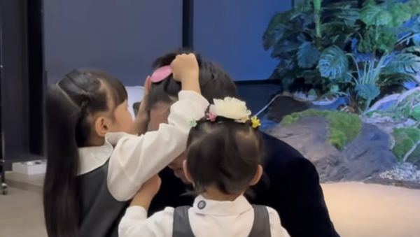 Momen Anak Pertama dan Kedua Rebutan Atta Halilintar, Aurel Cuma Pasrah