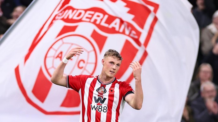 SUNDERLAND, ENGLAND - NOVEMBER 8: Daniel Ballard of Sunderland celebrates after scoring a goal to make it 1-0 during the Premier League match between Sunderland and Arsenal at Stadium of Light on November 8, 2025 in Sunderland, England. (Photo by Robbie Jay Barratt - AMA/Getty Images)