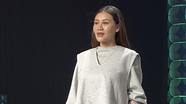 Potret Aaliyah Masaid Jadi Model Catwalk Jakarta Muslim Fashion Week