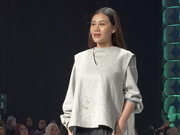 Potret Aaliyah Masaid Jadi Model Catwalk Jakarta Muslim Fashion Week