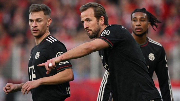 Soccer Football - Bundesliga - 1. FC Union Berlin v Bayern Munich - Stadion An der Alten Forsterei, Berlin, Germany - November 8, 2025 Bayern Munichs Harry Kane reacts with Joshua Kimmich  REUTERS/Annegret Hilse  DFL REGULATIONS PROHIBIT ANY USE OF PHOTOGRAPHS AS IMAGE SEQUENCES AND/OR QUASI-VIDEO.