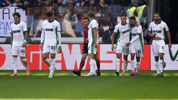 BERGAMO, ITALY - NOVEMBER 09: Domenico Berardi of Sassuolo celebrates scoring his teams third goal with teammate Jay Idzes during the Serie A match between Atalanta BC and US Sassuolo Calcio at Gewiss Stadium on November 09, 2025 in Bergamo, Italy. (Photo by Francesco Scaccianoce/Getty Images)