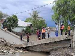 Jembatan Penghubung 2 Desa di Bima Roboh Diduga gegara Diterjang Banjir