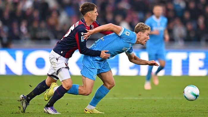 BOLOGNA, ITALY - NOVEMBER 09: Rasmus Hojlund of Napoli runs with the ball whilst under pressure from Juan Miranda of Bologna FC 1909 during the Serie A match between Bologna FC 1909 and SSC Napoli at Renato DallAra Stadium on November 09, 2025 in Bologna, Italy. (Photo by Alessandro Sabattini/Getty Images)