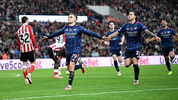 SUNDERLAND, ENGLAND - NOVEMBER 08: Leandro Trossard of Arsenal celebrates scoring his team's second goal during the Premier League match between Sunderland and Arsenal at the Stadium of Light on November 08, 2025 in Sunderland, England. (Photo by Stuart MacFarlane/Arsenal FC via Getty Images)