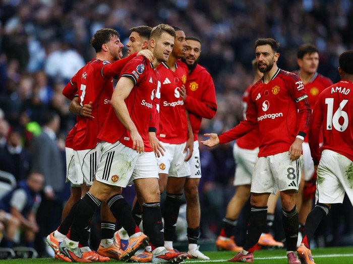 Soccer Football - Premier League - Tottenham Hotspur v Manchester United - Tottenham Hotspur Stadium, London, Britain - November 8, 2025 Manchester United's Matthijs de Ligt celebrates scoring their second goal with teammates Action Images via Reuters/Matthew Childs EDITORIAL USE ONLY. NO USE WITH UNAUTHORIZED AUDIO, VIDEO, DATA, FIXTURE LISTS, CLUB/LEAGUE LOGOS OR 'LIVE' SERVICES. ONLINE IN-MATCH USE LIMITED TO 120 IMAGES, NO VIDEO EMULATION. NO USE IN BETTING, GAMES OR SINGLE CLUB/LEAGUE/PLAYER PUBLICATIONS. PLEASE CONTACT YOUR ACCOUNT REPRESENTATIVE FOR FURTHER DETAILS..