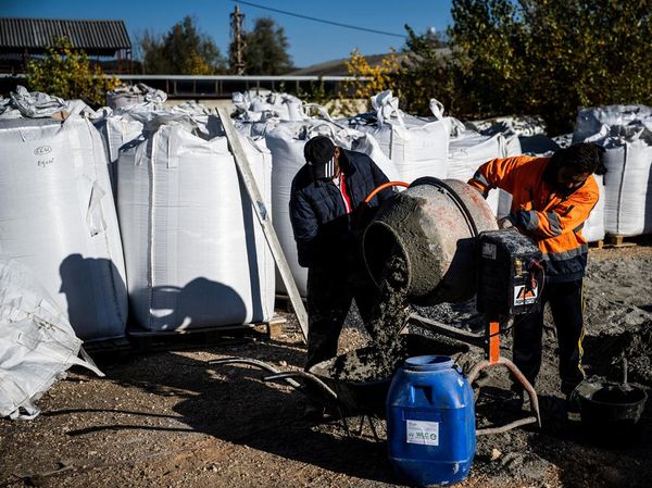 Melihat Plastik Bekas Disulap Jadi Bahan Beton Jalan Ramah Lingkungan